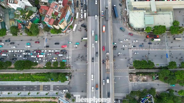Tại các nút giao đông phương tiện, lực lượng chức năng được bố trí điều tiết, phân luồng nhằm hạn chế tình trạng ùn tắc kéo dài.