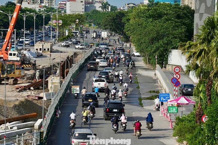 Nhiều thời điểm, dòng xe gần như phủ kín các làn đường hướng từ cầu Vĩnh Tuy xuống Cổ Linh. Người dân kiên nhẫn chờ qua nút giao để tiếp tục hành trình.