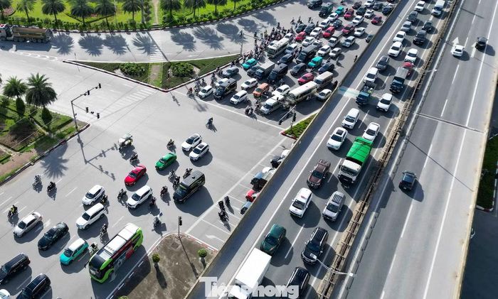 Khoảng 17h, một số đoạn Vành đai 3 trên cao theo hướng ra khỏi trung tâm xuất hiện ùn ứ. Hàng dài ôtô nối đuôi nhau, tốc độ di chuyển chậm.