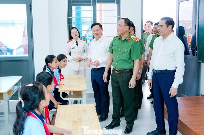 Các đại biểu tham quan cơ sở vật chất Trường Văn hóa Công an nhân dân VI.