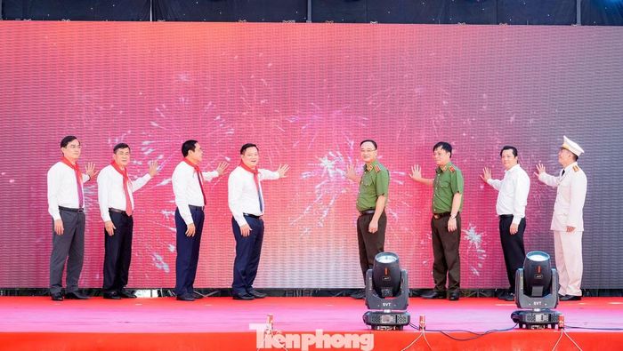 Các đại biểu thực hiện nghi thức mở trường.