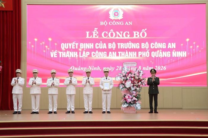 Đại tướng Lương Tam Quang, Bộ trưởng Bộ Công an trao Quyết định và chúc mừng Công an thành phố Quảng Ninh.