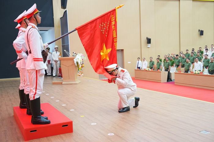 Thiếu tướng Nguyễn Tiến Trung, Giám đốc Công an thành phố thực hiện nghi lễ tuyên thệ dưới lá cờ vinh quang của Tổ quốc.