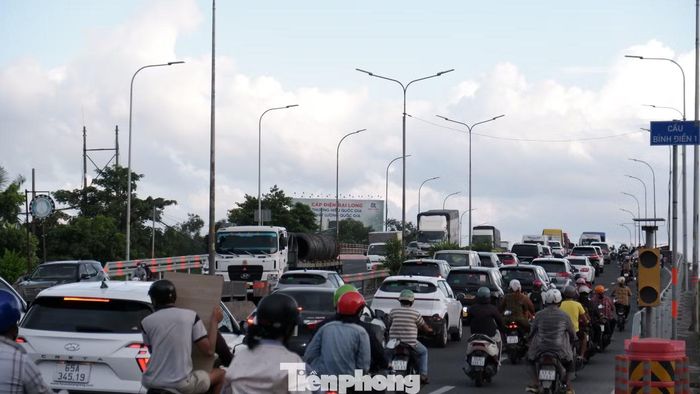 Dòng xe qua khu vực cầu Bình Điền bắt đầu tăng nhanh vào cuối giờ chiều.