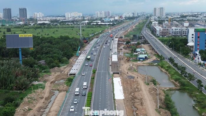 Khu vực đường dẫn cao tốc TPHCM - Long Thành (hướng từ nút giao An Phú đi Vành đai 2) cũng tương đối thoáng vào cuối giờ cao điểm chiều 28/8.