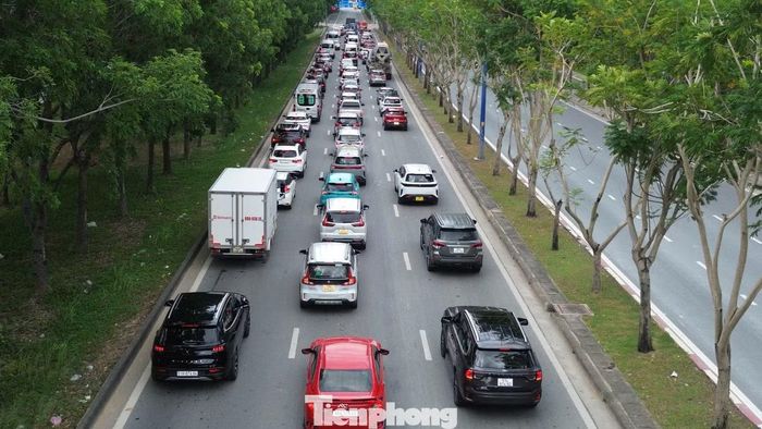 Ô tô xếp hàng trên đường Mai Chí Thọ, di chuyển chậm theo hướng về nút giao An Phú.