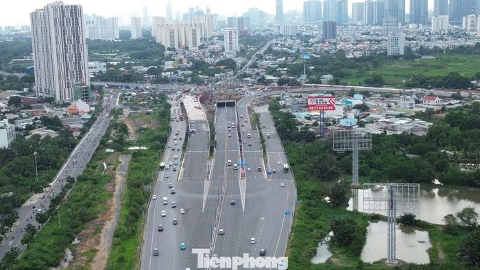 Trái với một số tuyến lân cận, khu vực nút giao An Phú thông thoáng trong thời điểm ghi nhận.