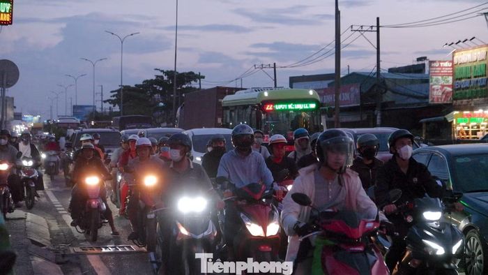 Đến cuối giờ chiều 28/8, lưu lượng phương tiện trên đường Lê Khả Phiêu (cửa ngõ phía Tây TPHCM) tiếp tục đông đúc.