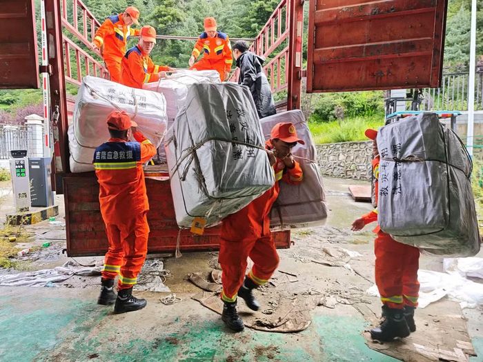 Các nhân viên cứu hộ sửa chữa con đường bị hư hại dẫn đến Gyirong sau vụ sạt lở đất, tại Khu tự trị Tây Tạng, Trung Quốc.