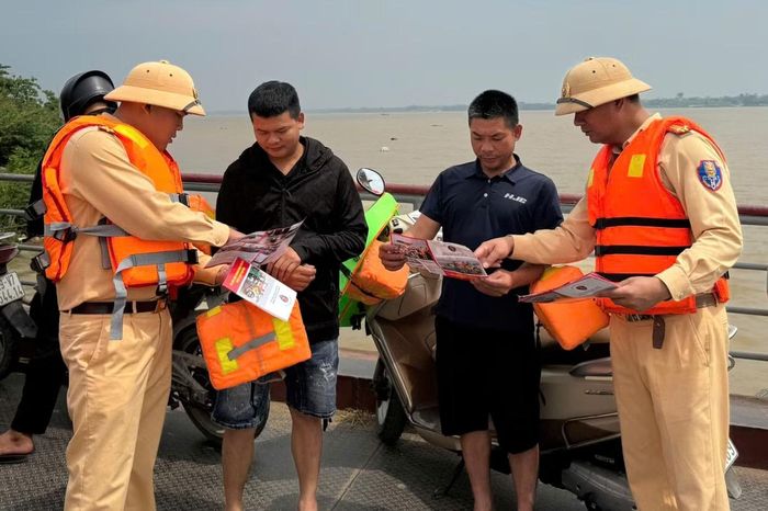 Lực lượng cảnh sát đường thủy tuyên truyền tới người dân các biện pháp bảo đảm an toàn.