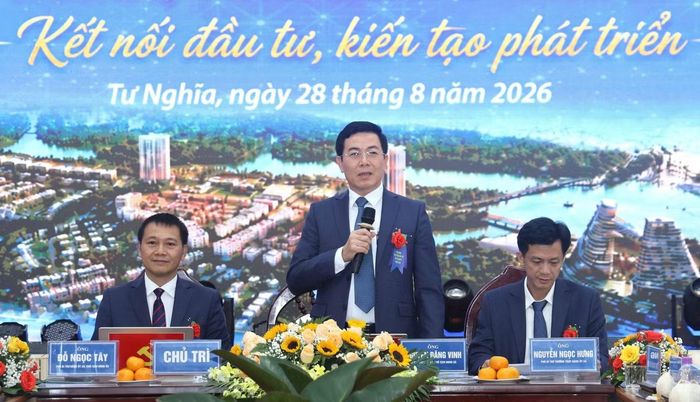 Ông Nguyễn Đăng Vinh - Bí thư Đảng ủy xã Tư Nghĩa - giới thiệu các dự án và quỹ đất trên địa bàn.