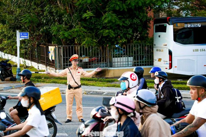 Theo Phòng Cảnh sát giao thông, Công an thành phố Đà Nẵng, trong dịp lễ, đơn vị sẽ bố trí lực lượng điều tiết, hướng dẫn giao thông tại các tuyến đường, khu vực và giao lộ trọng điểm có lưu lượng phương tiện lớn, nhất là các cửa ngõ ra vào thành phố và khu vực trung tâm. Qua đó, hỗ trợ người dân di chuyển về quê và trở lại nơi làm việc an toàn, thuận lợi.