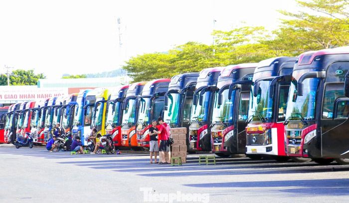 Bà Phan Thị Ngọc Lan - Phó Tổng Giám đốc Công ty CP Vận tải và Quản lý bến xe Đà Nẵng cho biết, lượng khách xuất bến rời Đà Nẵng bắt đầu tăng rõ rệt từ chiều 28/8. Để đáp ứng nhu cầu đi lại trong kỳ nghỉ lễ, đơn vị đã chủ động xây dựng phương án tăng cường phương tiện, sẵn sàng điều động xe khi lượng hành khách tăng cao. Đồng thời, bến xe tăng cường kiểm tra hồ sơ kê khai, niêm yết giá vé, yêu cầu các đơn vị vận tải chấp hành nghiêm các quy định.