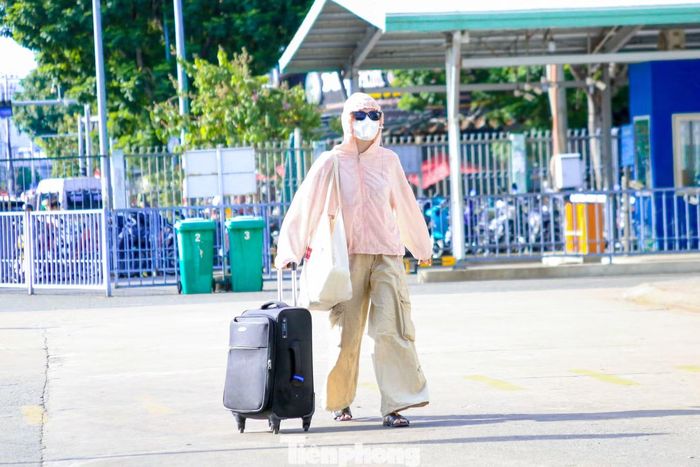 Chị Thảo Vy (quê Quảng Trị) cho biết, kỳ nghỉ lễ kéo dài 5 ngày nên chị tranh thủ về quê thăm gia đình. Để chủ động lịch trình và tránh tình trạng đông khách, khó mua vé vào những ngày cao điểm, chị đã đặt vé từ khoảng một tuần trước. “Được nghỉ 5 ngày nên tôi tranh thủ về quê thăm gia đình. Dự đoán lượng khách sẽ đông nên tôi đặt vé sớm cho yên tâm”, chị Vy chia sẻ.
