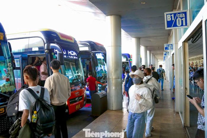 Từ đầu giờ chiều 28/8, khu vực nhà chờ tại Bến xe Trung tâm Đà Nẵng bắt đầu nhộn nhịp. Nhiều hành khách cho biết đã chủ động đặt vé từ sớm để tránh cảnh đông đúc, hết vé trong những ngày cao điểm. Ảnh: Duy Quốc