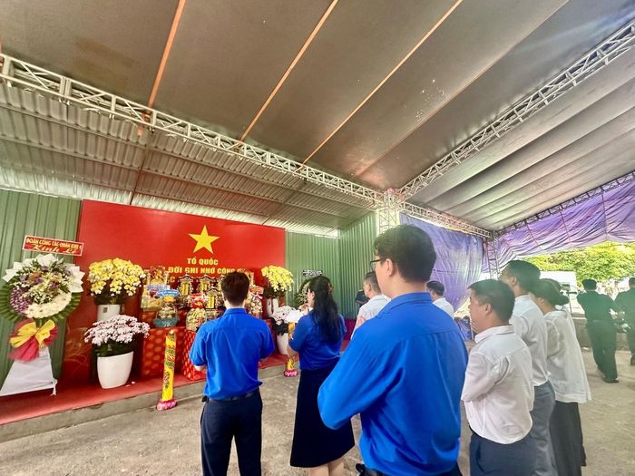 Đoàn dâng hương tưởng niệm các Anh hùng liệt sĩ.