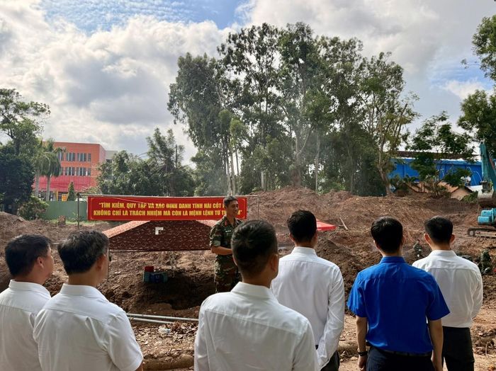 Đoàn tìm hiểu công tác tìm kiếm, quy tập hài cốt đang được triển khai tại Công viên Lê Thị Riêng.