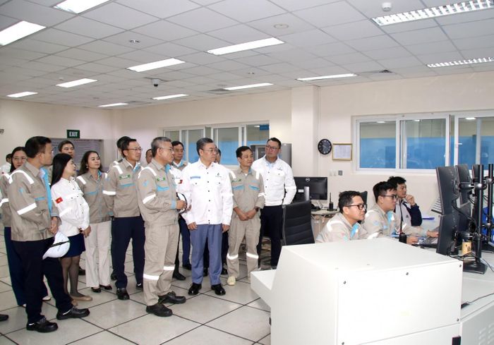 Tổng Giám đốc PETROVIETNAM Lê Mạnh Cường và đoàn công tác tham quan phòng điều khiển trung tâm Nhà máy Đạm Phú Mỹ.