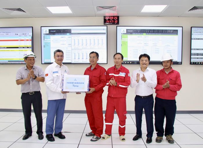 Tổng Giám đốc PETROVIETNAM Lê Mạnh Cường tặng quà cho CBCNV đang làm việc tại Nhà máy Điện Nhơn Trạch 3&4.