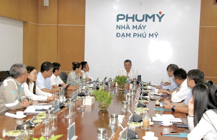 Tổng Giám đốc PETROVIETNAM Lê Mạnh Cường chủ trì buổi làm việc tại Nhà máy Đạm Phú Mỹ.