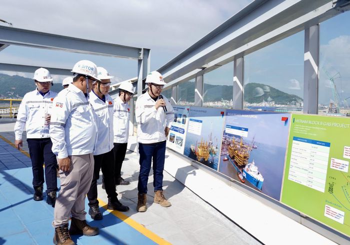 Đoàn công tác được giới thiệu về các công trình năng lượng do PTSC tham gia thực hiện