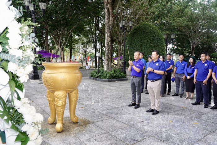 Đồng chí Lê Đôn và đồng chí Phongsavanh Lathichak dâng hương tưởng niệm Anh hùng Liệt sĩ Võ Thị Sáu
