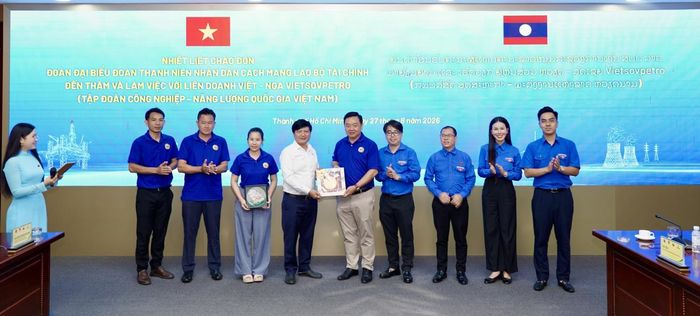 PETROVIETNAM cùng đoàn công tác Đoàn Thanh niên Bộ Tài chính Nhân dân Cách mạng Lào tặng quà lưu niệm cho nhau