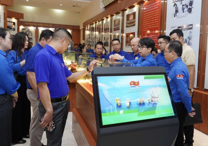 Các đại biểu được giới thiệu về lịch sử hình thành và phát triển của Vietsovpetro tại Phòng Truyền thống