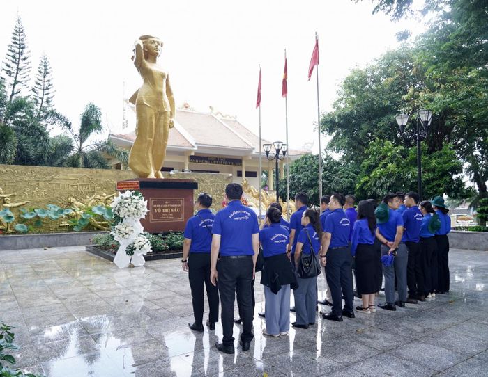 Đoàn công tác đến dâng hoa, dâng hương tưởng niệm nữ Anh hùng Liệt sĩ Võ Thị Sáu tại Đất Đỏ