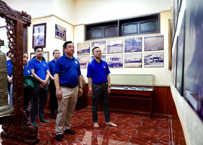 Các đại biểu nghe thuyết minh về cuộc đời, quá trình hoạt động cách mạng và sự hy sinh anh dũng của Liệt sĩ Võ Thị Sáu