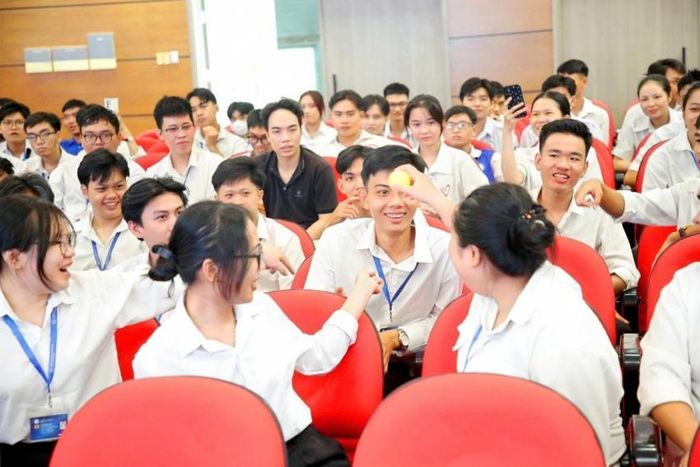 Giao lưu, kết nối giữa sinh viên hai trường diễn ra vui vẻ và ấm áp.