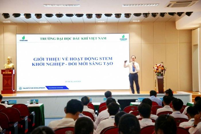 TS Bùi Thanh Bình, Trưởng Khoa Dầu khí và PGS.TS Vũ Minh Hùng, Trưởng Khoa Khoa học Cơ bản giới thiệu về dự án nghiên cứu khoa học tiêu biểu, mô hình giáo dục STEM, các sáng kiến đổi mới sáng tạo và khởi nghiệp của sinh viên PVU.