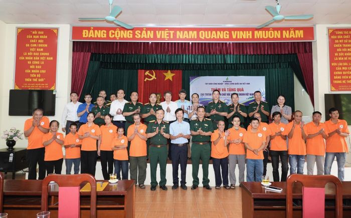 Các đại biểu cùng các nạn nhân chất độc da cam