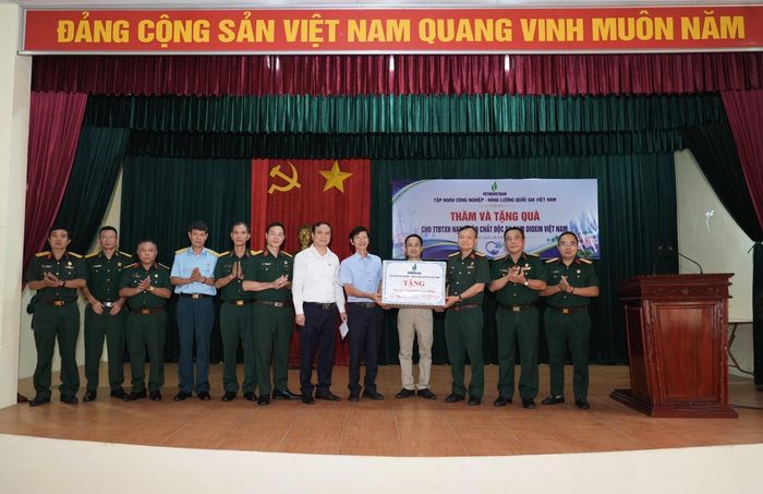 Đoàn công tác trao quà thăm hỏi đến Trung tâm