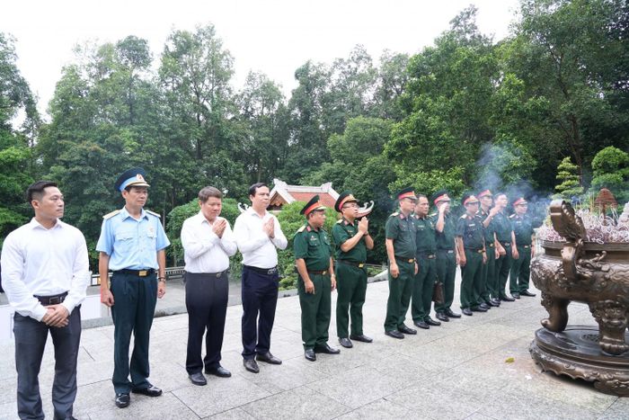 Đoàn đại biểu dâng hương tưởng niệm Chủ tịch Hồ Chí Minh