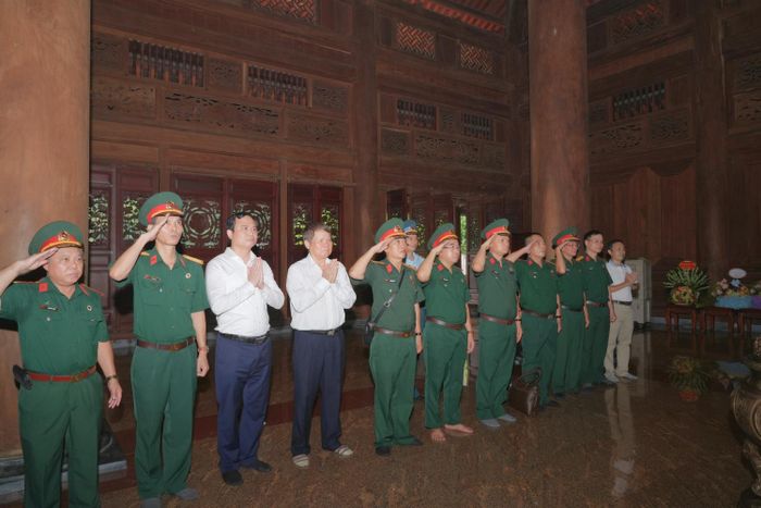 Các đại biểu bày tỏ lòng biết ơn, tưởng nhớ đến công lao to lớn của Chủ tịch Hồ Chí Minh trong sự nghiệp đấu tranh giải phóng dân tộc, xây dựng và bảo vệ Tổ quốc