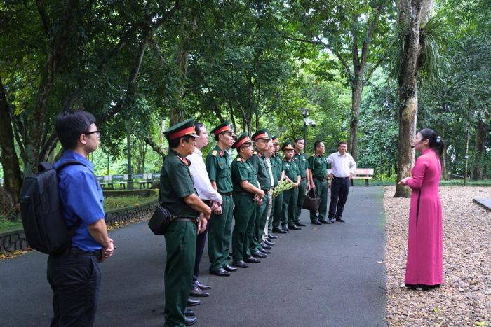 Đoàn đại biểu tham quan, lắng nghe về sự nghiệp hoạt động cách mạng của Người tại Khu di tích K9 - Đá Chông