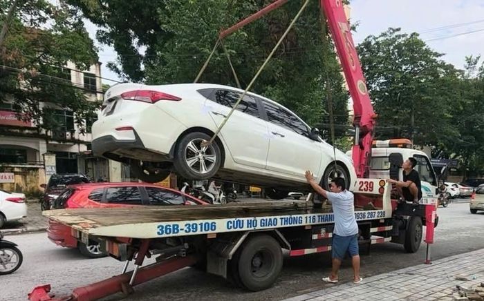 Xe ô tô bị cẩu đi do đỗ trái quy định