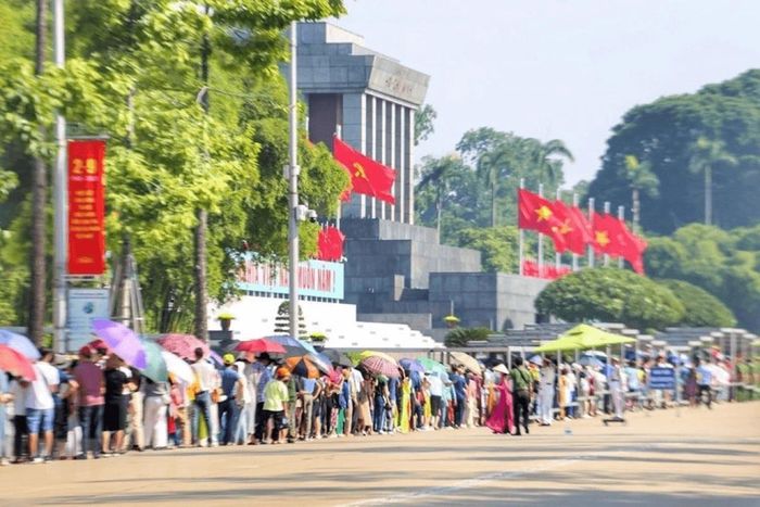 Người dân, du khách đến viếng Lăng Chủ tịch Hồ Chí Minh dịp Quốc khánh 2/9. (Ảnh minh họa).