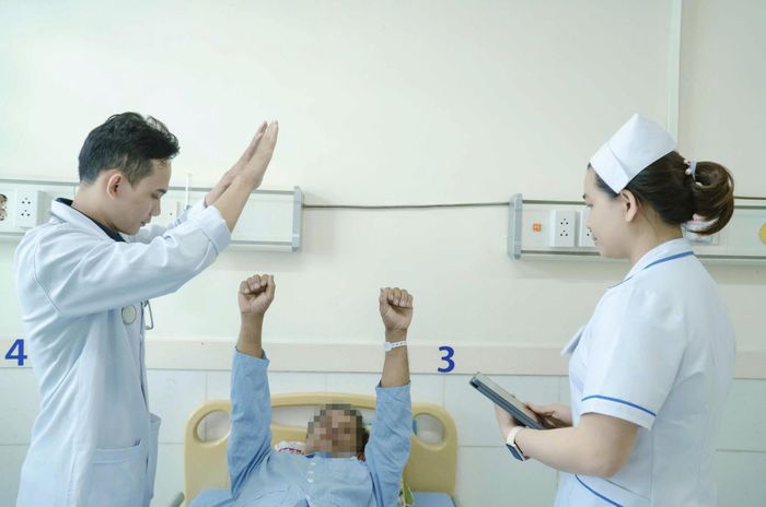 Sau điều trị tiêu sợi huyết đường tĩnh mạch, tình trạng liệt nửa người trái và nói đớ của ông T. cải thiện rõ rệt.