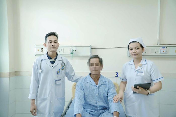 Ông T. được cấp cứu, điều trị tiêu sợi huyết đường tĩnh mạch trong “giờ vàng” sau khi đột quỵ khi đang làm đồng.
