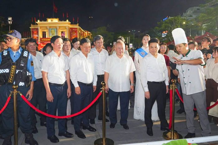 Lãnh đạo Thành ủy, UBND, Uỷ ban MTTQ Việt Nam TP. Hải Phòng dự khai mạc phố đi bộ ẩm thực đêm.