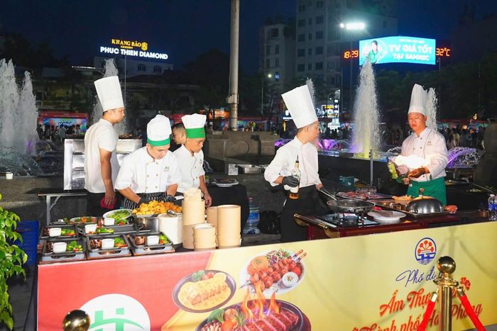 Các đơn vị triển khai nấu các món ăn, ẩm thực phục vụ thực khách.