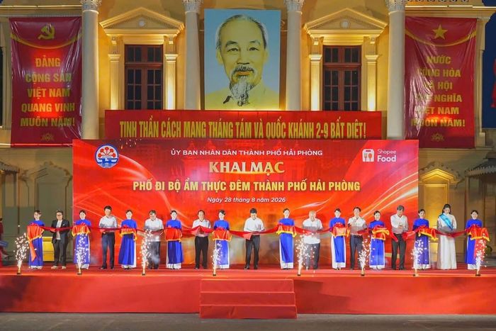 Các đại biểu thực hiện nghi thức khai mạc phố đi bộ ẩm thực đêm Hải Phòng.