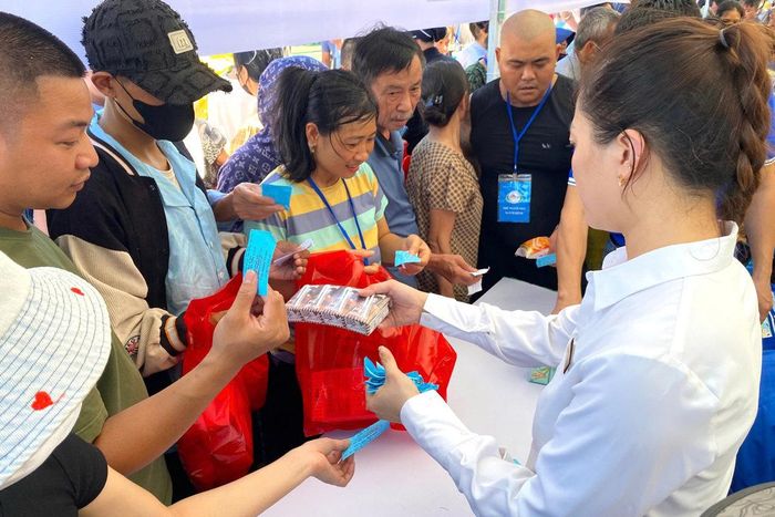 Những món quà giản dị góp phần san sẻ khó khăn với người bệnh trong những ngày điều trị.