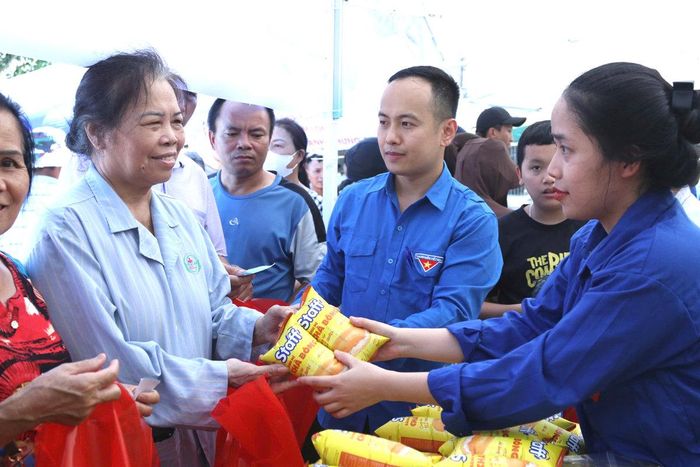 “Hội chợ 0 đồng” mang những phần quà thiết thực đến người bệnh có hoàn cảnh khó khăn.