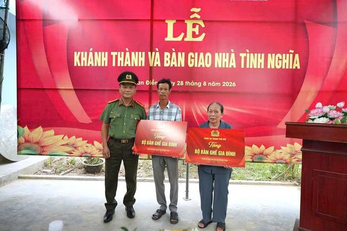 Công an TP Huế trao nhà nghĩa tình cho gia đình có công ở xã Đan Điền.
