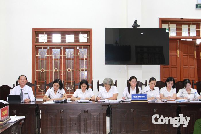 Các luật sư, trợ giúp viên pháp lý tham gia bào chữa cho các bị cáo.