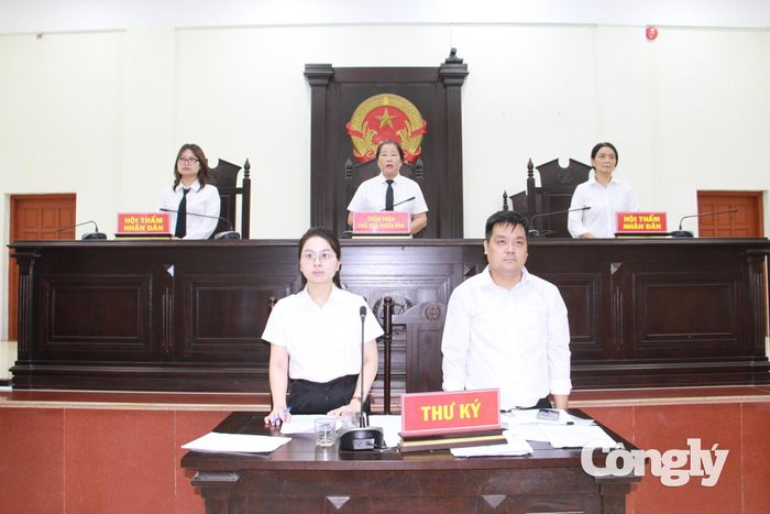 Hội đồng xét xử vụ án.
