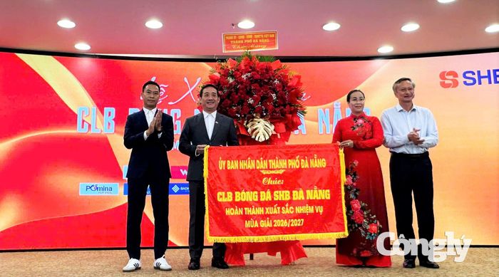 Phó Chủ tịch HĐND TP Đà Nẵng Đoàn Ngọc Hùng Anh và Phó Chủ tịch UBND TP Đà Nẵng Nguyễn Thị Anh Thi tặng cờ chúc mừng CLB SHB Đà Nẵng.
